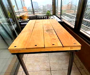 <p>Mesa de madera con patas de Fierro</p>