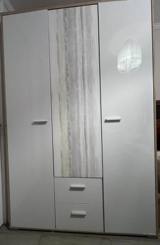 <p>Closet con 3 puertas con espejo en la 2da puerta</p>