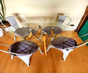 <p>Mesa de comedor + 4 Sillas</p>