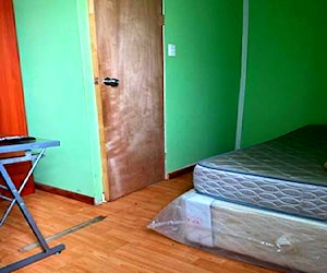 <p>Habitación con baño privado a pasos de Inacap</p>