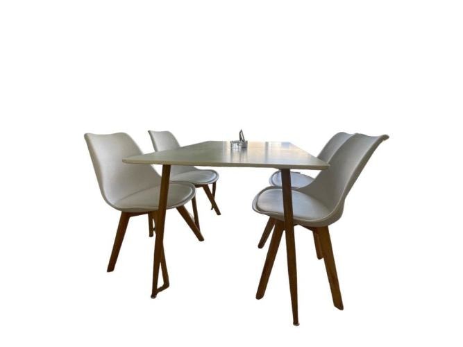 <p>Comedor con 4 sillas</p>