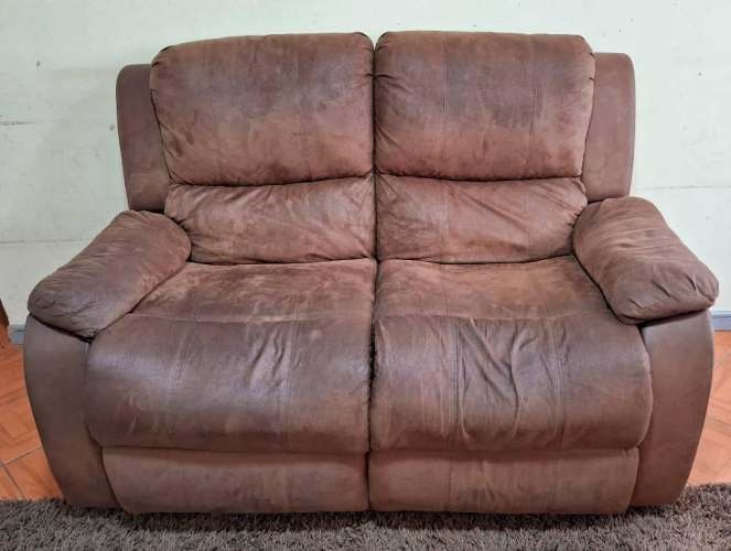 <p>Se vende sofa reclinable. Conversable.</p>