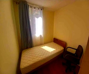 <p>Arriendo habitación Estudiante metro Bustamante</p>