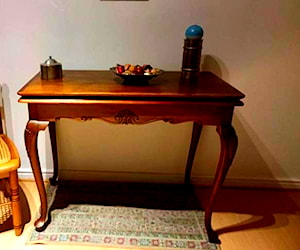 <p>Mesa de juegos de madera castaño  Se usa también como Arrimo y mesa de Comedor. Impecable</p>