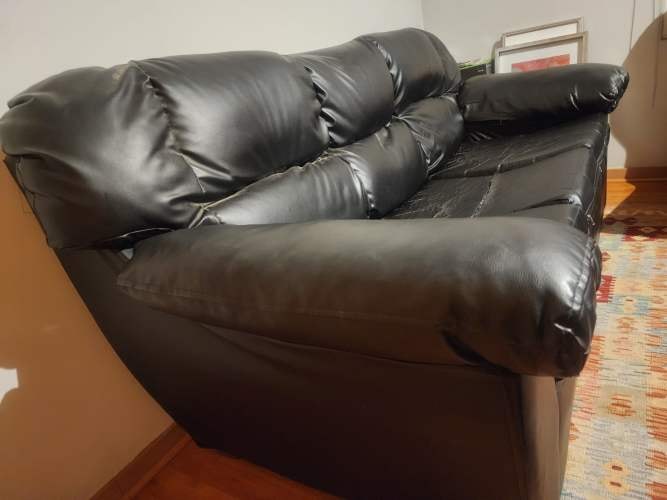 <p>Sillon negro cuerina</p>