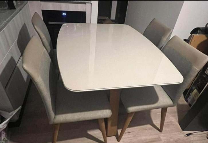 <p>Juego de comedor 4 puestos estilo nórdico</p>