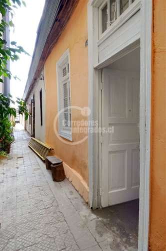 CASA Santa Isabel con Portugal / Santiago Centro