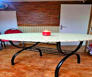 <p>Mesa redonda de madera con soporte de fierro + 4 sillas</p>