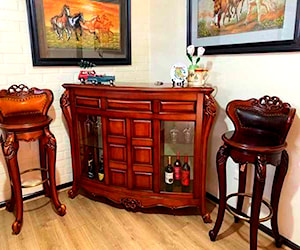 <p>Bar y sítiales marca Muebles Santa Ana</p>