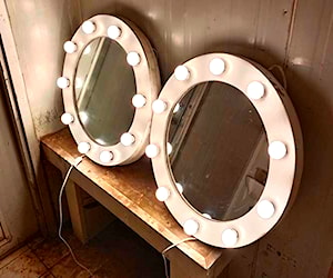 <p>Conjunto de espejos circulares con luces LED</p>