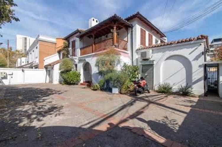 Casa con espacio comercial en manuel montt