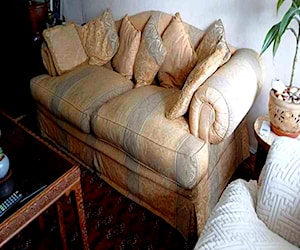 <p>SOFA EN MUY BUEN ESTADO</p>