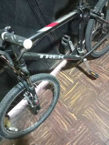 Bicicleta Trek negra, en muy buen estado, buenas llantas, etc.