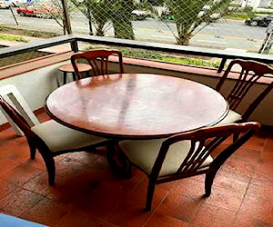 <p>Comedor redondo con cuatro sillas</p>