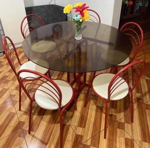 <p>Comedor de vidrio mas 6 sillas de fierro</p>