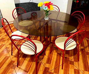 <p>Comedor de vidrio mas 6 sillas de fierro</p>