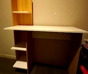 <p>Se vende escritorio con silla</p>