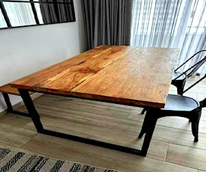 <p>Vendo mesa de comedor industrial con cubierta de roble de 90 x 169 x 76</p>