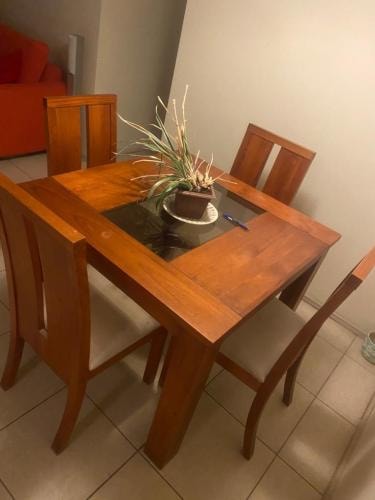 <p>Mesa comedor y 4 sillas</p>