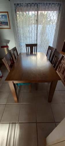 <p>Comedor de madera de 6 sillas</p>