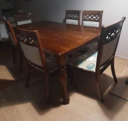 <p>Fino comedor de estilo restaurado con seis sillas</p>