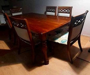 <p>Fino comedor de estilo restaurado con seis sillas</p>