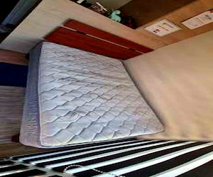 <p>cama 1 plaza + respaldo + velador</p>