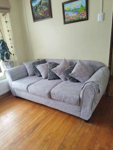 <p>Sofa 3 cuerpos recién tapizado</p>