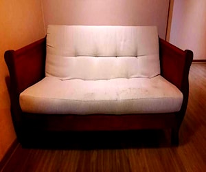 <p>Sofá cama de madera</p>