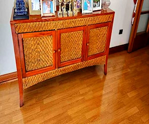 <p>Buffet de madera con rattan</p>