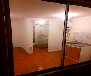 <p>Se arrienda pieza con baño propio av mapocho</p>