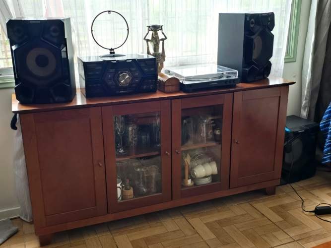 <p>Comedor madera para 8 personas, mesa de centro, buffet y biblioteca</p>