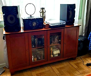 <p>Comedor madera para 8 personas, mesa de centro, buffet y biblioteca</p>