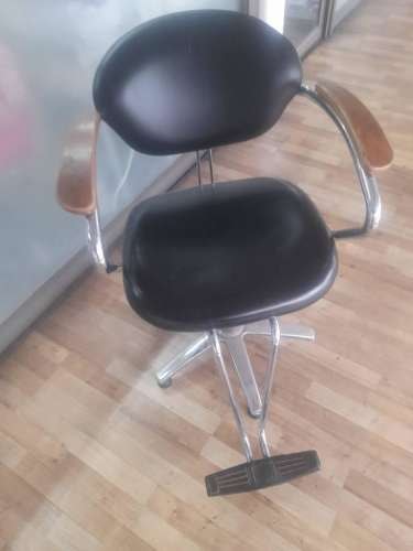 <p>Sillones de peluquería clasicos</p>