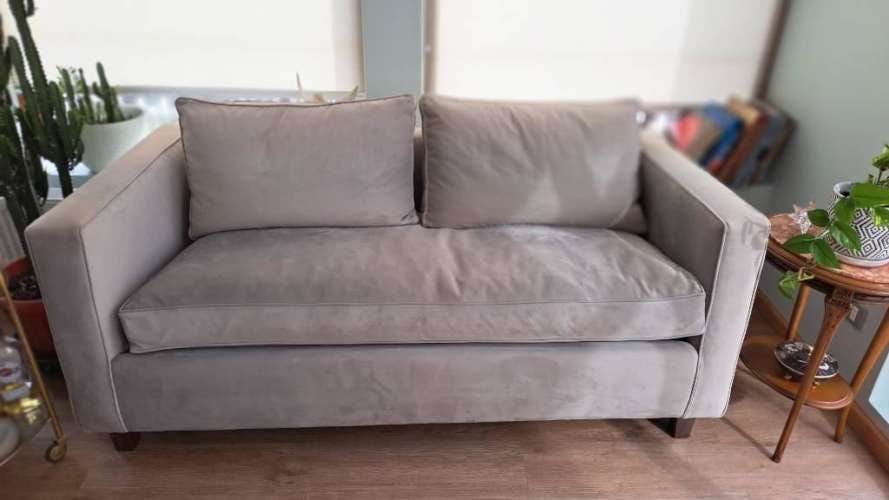 <p>Sillón de terciopelo gris. Excelente estado.  Estructura firme y resistente</p>