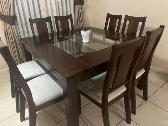 <p>Se vende comedor buen estado</p>