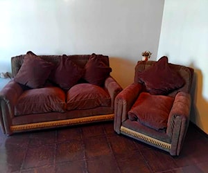 <p>Sofa color burdeo.</p>