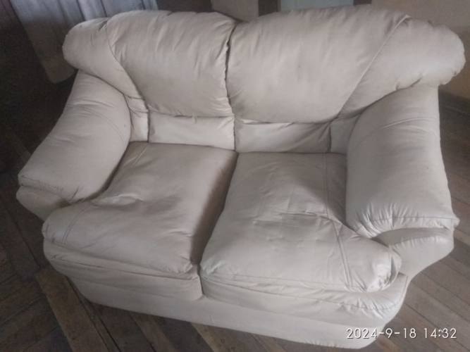 <p>Sofa color crema cuerina</p>