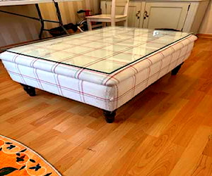 <p>Mesa de Centro Tipo Baul con cubierta de Vidrio</p>