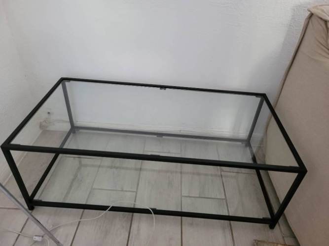 <p>Vendo mesa de centro de vidrio semi nueva</p>