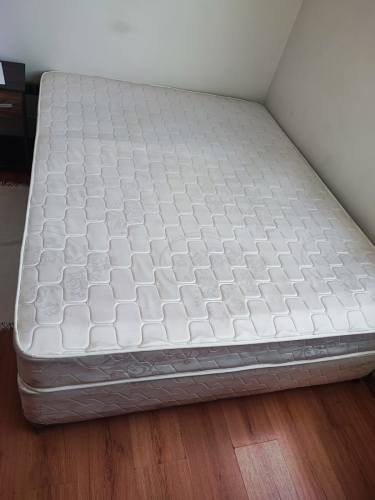 <p>Cama de Dos Plazas con Base Dividida en Venta</p>