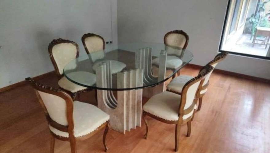 <p>Comedor con base de mármol y cubierta de vidrio, más 6 sillas</p>