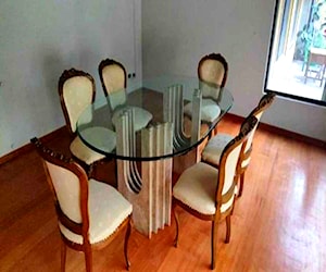 <p>Comedor con base de mármol y cubierta de vidrio, más 6 sillas</p>