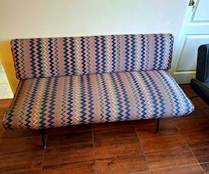 <p>SOFA VINTAGE CON PATAS DE FIERRO</p>