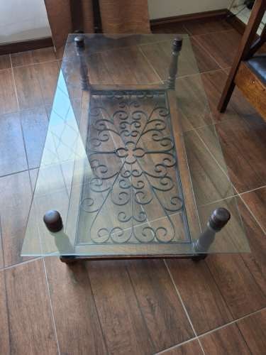 <p>MESA CENTRO DE ENCINA CON FIERRO Y VIDRIO</p>