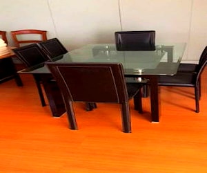 <p>Mesa comedor y arrimo con cubierta de vidrio</p>