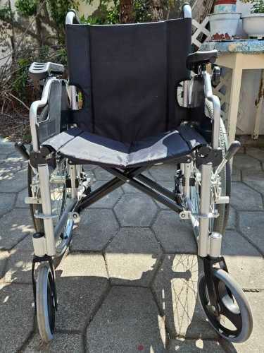 <p>Venta de Silla de ruedas Aluminio_Semi nueva</p>