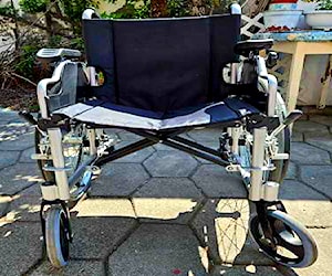 <p>Venta de Silla de ruedas Aluminio_Semi nueva</p>