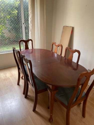 <p>Vendo mesa comedor + 6 sillas</p>