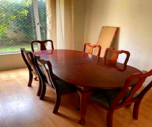 <p>Vendo mesa comedor + 6 sillas</p>